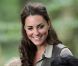 La duchesse de Cambridge, Kate Middleton, est partie à la rencontre des enfants de quartiers déshérités à Wrotham dans le Kent dans le cadre du projet Ark Schools, le 17 juin 2012. Ici souriante à côté des enfants