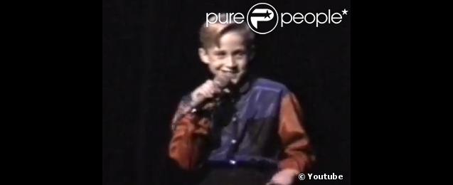 Ryan Gosling et sa grande soeur participent à un spectacle de fin d'année. L'acteur avait déjà de la voix et un certain talent pour la danse !