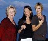 Natacha Amal, Francoise Laborde et Jennifer Lauret lors d'une dégustation des vins Rosés de Bordeaux au Cap Ferret le 15 juin 2012