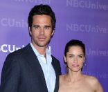 David Walton et Amanda Peet, acteurs de la série  Bent  désormais annulée, à Los Angeles, le 6 janvier 2012.
