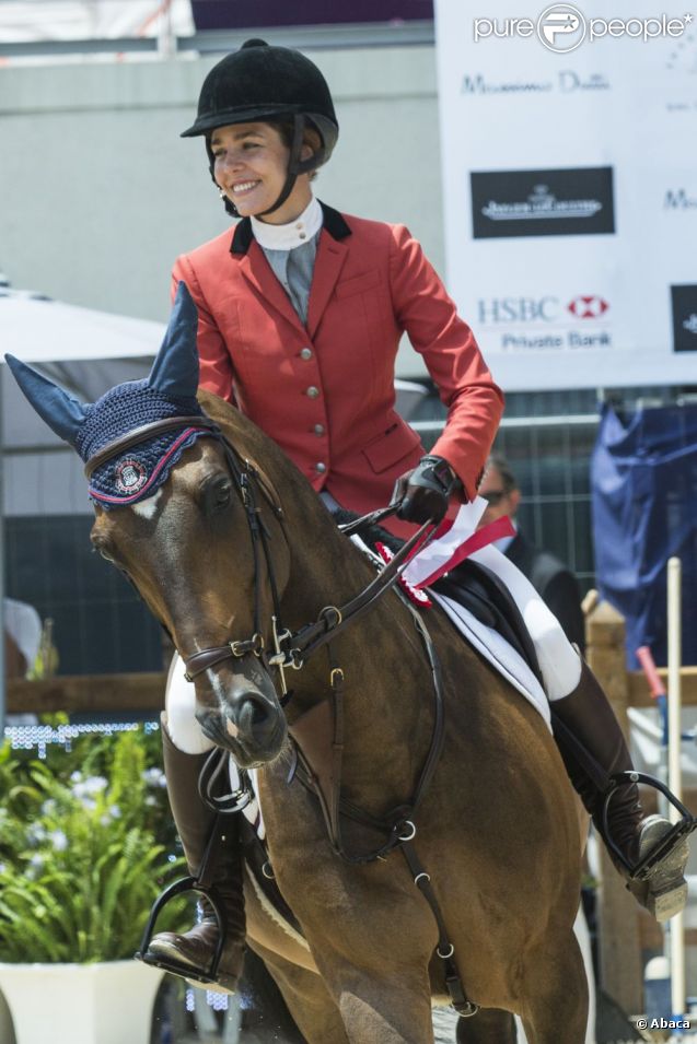 CASA PRINCIPESCA DE MÓNACO - Página 36 885102-charlotte-casiraghi-au-jumping-637x0-2