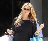 Molly Sims et son fils Brooks à Los Angeles, le 29 juin 2012.