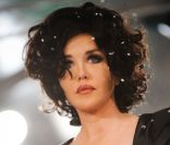 Isabelle Adjani, sublime, défile pour Jean-Luc Amsler à l'Ambassade suisse à Paris, le 2 juillet 2012