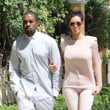 Un look monochrome réussi pour Kim Kardashian qui twiste un jean nude avec un top Lanvin
