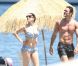 Kelly Brook et son compagnon Thom Evans profitent des joies de la mer et du soleil sur l'île d'Ischia, en Italie, le 9 juillet 2012