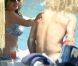 Kelly Brook et son compagnon Thom Evans profitent des joies de la mer et du soleil sur l'île d'Ischia, en Italie, le 9 juillet 2012