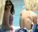 Détendus, Kelly Brook et son compagnon Thom Evans profitent des joies de la mer et du soleil sur l'île d'Ischia, en Italie, le 9 juillet 2012