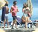 Kelly Brook et son compagnon Thom Evans profitent des joies de la mer et du soleil sur l'île d'Ischia, en Italie, le 9 juillet 2012