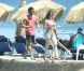 Amoureux, Kelly Brook et son compagnon Thom Evans profitent des joies de la mer et du soleil sur l'île d'Ischia, en Italie, le 9 juillet 2012