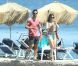 Kelly Brook et son compagnon Thom Evans profitent des joies de la mer et du soleil sur l'île d'Ischia, en Italie, le 9 juillet 2012