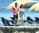 Kelly Brook et son compagnon Thom Evans profitent des joies de la mer et du soleil sur l'île d'Ischia, en Italie, le 9 juillet 2012