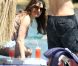 Kelly Brook et son compagnon Thom Evans profitent des joies de la mer et du soleil sur l'île d'Ischia, en Italie, le 9 juillet 2012