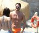 Kelly Brook et son compagnon Thom Evans profitent des joies de la mer et du soleil sur l'île d'Ischia, en Italie, le 9 juillet 2012