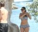 Kelly Brook et son compagnon Thom Evans profitent des joies de la mer et du soleil sur l'île d'Ischia, en Italie, le 9 juillet 2012