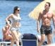 Kelly Brook et son compagnon Thom Evans profitent des joies de la mer et du soleil sur l'île d'Ischia, en Italie, le 9 juillet 2012