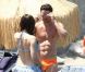 Kelly Brook et son compagnon Thom Evans profitent des joies de la mer et du soleil sur l'île d'Ischia, en Italie, le 9 juillet 2012