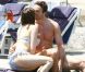 Kelly Brook et son compagnon Thom Evans profitent des joies de la mer et du soleil sur l'île d'Ischia, en Italie, le 9 juillet 2012