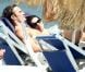 Kelly Brook et son compagnon Thom Evans profitent des joies de la mer et du soleil sur l'île d'Ischia, en Italie, le 9 juillet 2012