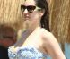 Kelly Brook et son compagnon Thom Evans profitent des joies de la mer et du soleil sur l'île d'Ischia, en Italie, le 9 juillet 2012