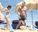 Kelly Brook et son compagnon Thom Evans profitent des joies de la mer et du soleil sur l'île d'Ischia, en Italie, le 9 juillet 2012