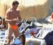 Kelly Brook et son compagnon Thom Evans profitent des joies de la mer et du soleil sur l'île d'Ischia, en Italie, le 9 juillet 2012