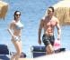 Kelly Brook et son compagnon Thom Evans profitent des joies de la mer et du soleil sur l'île d'Ischia, en Italie, le 9 juillet 2012