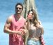 Kelly Brook et son compagnon Thom Evans profitent des joies de la mer et du soleil sur l'île d'Ischia, en Italie, le 9 juillet 2012