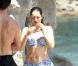 Kelly Brook et son compagnon Thom Evans profitent des joies de la mer et du soleil sur l'île d'Ischia, en Italie, le 9 juillet 2012