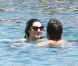 Kelly Brook et son compagnon Thom Evans profitent des joies de la mer et du soleil sur l'île d'Ischia, en Italie, le 9 juillet 2012