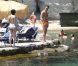 Kelly Brook et son compagnon Thom Evans profitent des joies de la mer et du soleil sur l'île d'Ischia, en Italie, le 9 juillet 2012