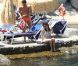 Kelly Brook et son compagnon Thom Evans profitent des joies de la mer et du soleil sur l'île d'Ischia, en Italie, le 9 juillet 2012