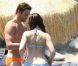 Kelly Brook et son compagnon Thom Evans profitent des joies de la mer et du soleil sur l'île d'Ischia, en Italie, le 9 juillet 2012