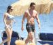 Kelly Brook et son compagnon Thom Evans profitent des joies de la mer et du soleil sur l'île d'Ischia, en Italie, le 9 juillet 2012