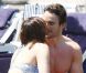 Kelly Brook et son compagnon Thom Evans s'embrassent au soleil sur l'île d'Ischia, en Italie, le 9 juillet 2012