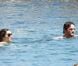 Kelly Brook et son compagnon Thom Evans profitent des joies de la mer et du soleil sur l'île d'Ischia, en Italie, le 9 juillet 2012