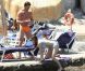 Kelly Brook et son compagnon Thom Evans profitent des joies de la mer et du soleil sur l'île d'Ischia, en Italie, le 9 juillet 2012