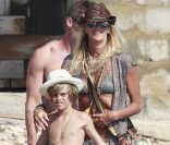 Exclusif : Elle Macpherson et son fils Aurelius passent du bon temps à Ibiza. Le 11 juillet 2012.
