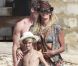 Elle Macpherson : Aventurière en bikini avec son fils, elle s'essaie à la pêche