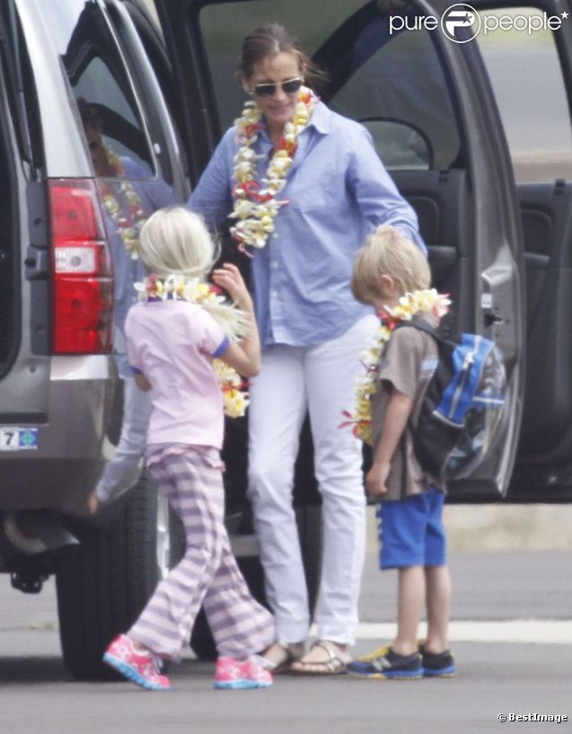 Julia Roberts a entraîné son mari Daniel Moder, ses jumeaux Phinnaeus et Hazel et le petit dernier Henri à Hawaï le 10 juillet 2012
