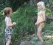 Les jumeaux Phinnaeus et Hazel profitent de leurs vacances à Kauai le 12 juillet 2012 pendant que Julia Roberts se repose