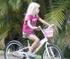 La petite Hazel chevauche son vélo lors de ses vacances à Kauai pendant que sa maman Julia Roberts se repose