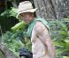 Daniel Moder, ses jumeaux Phinnaeus et Hazel et le petit dernier Henri profitent de leurs vacances à Kauai pendant que Julia Roberts se repose le 12 juillet 2012