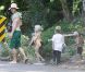 Daniel Moder, ses jumeaux Phinnaeus et Hazel et le petit dernier Henri profitent de leurs vacances à Kauai pendant que Julia Roberts se repose le 12 juillet 2012