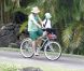 Daniel Moder, ses jumeaux Phinnaeus et Hazel et le petit dernier Henri profitent de leurs vacances à Kauai pendant que Julia Roberts se repose le 12 juillet 2012