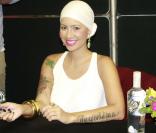 Amber Rose présente la vodka Smirnoff dont elle est l'ambassadrice à Philadelphie le 12 juillet 2012