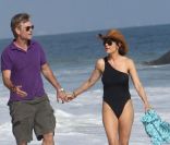 Lisa Rinna et son mari Harry Hamlin en balade sur une plage de Malibu, le 14 juillet 2012.