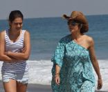 Lisa Rinna et sa fille aînée Delilah Belle en balade sur une plage de Malibu, le 14 juillet 2012.