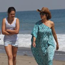 Lisa Rinna et sa fille aînée Delilah Belle en balade sur une plage de Malibu, le 14 juillet 2012.