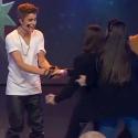 Justin Bieber calme et câlin face une fan envahissante