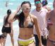 Karina Smirnoff le 20 juillet 2012 à South Beach à Miami découvre le paddleboard